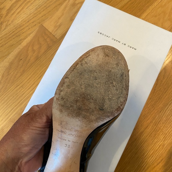 Marc by Marc Jacobs Black Patent pumps sz 38 - Picture 5 of 6